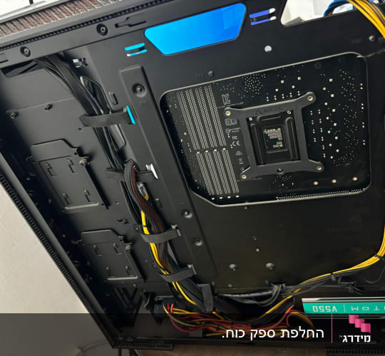 חלק אחורי של לוח אם במארז מחשב עם כבלים